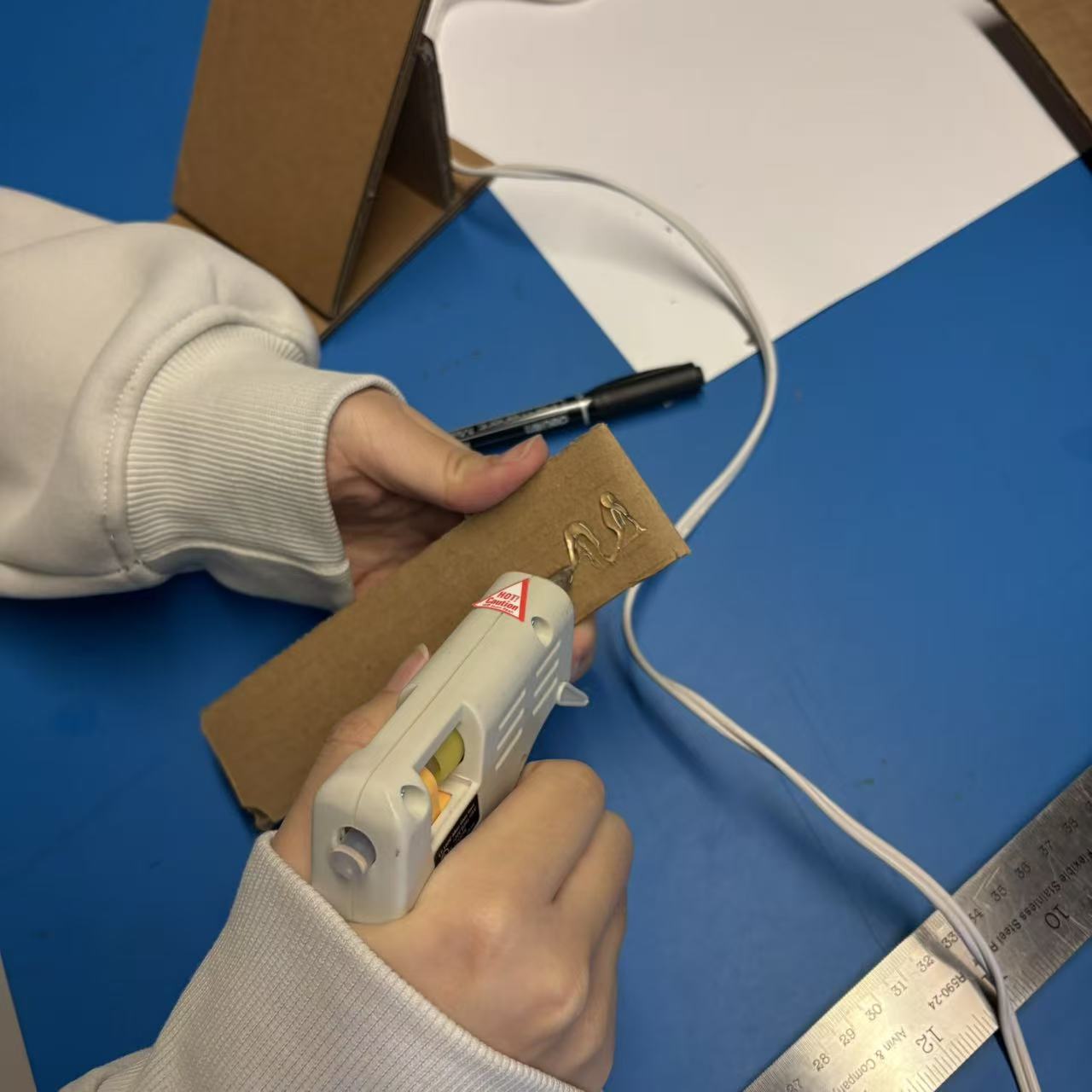 Use hot melt adhesive to bond the cardboard. Bond as quickly as possible to prevent the hot melt adhesive from drying.